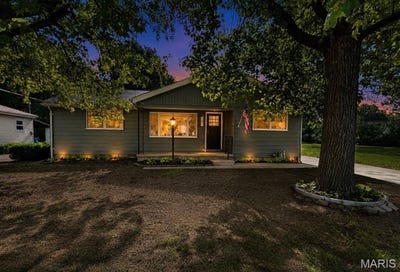 /international/us/701-poplar-street-highland-il-110108380856/