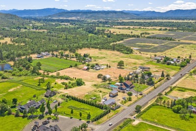 /international/us/145-highway-234-eagle-point-or-110108129362/