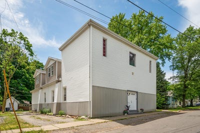 /international/us/113-w-chicago-street-buchanan-mi-110099594016/