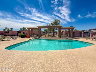 /international/us/7903-n-61st-avenue-glendale-az-110099098451/