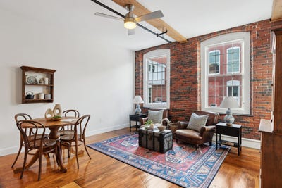 /international/us/2-main-street-biddeford-me-110108474027/