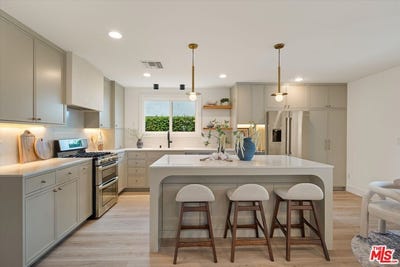 /international/us/23445-sylvan-st-woodland-hills-ca-110108424141/