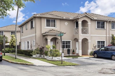 /international/us/16637-nw-73rd-place-miami-lakes-fl-110107657421/
