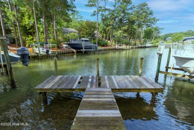 /international/us/117-white-ash-drive-pine-knoll-shores-nc-110108885334/