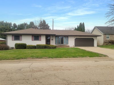 /international/us/445-peach-street-east-dubuque-il-110107576205/