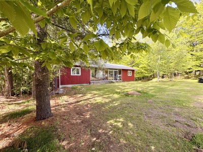 /international/us/102-edward-street-saranac-lake-ny-110108799688/