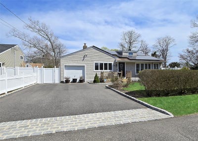 /international/us/261-phyllis-drive-patchogue-ny-110107379962/