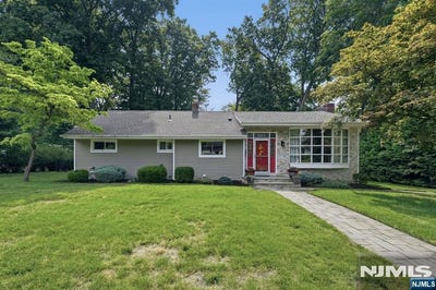 /international/us/105-winthrop-road-hillsdale-nj-110120555318/