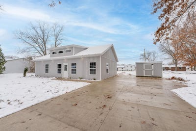 /international/us/129-middle-street-three-rivers-mi-110105425941/