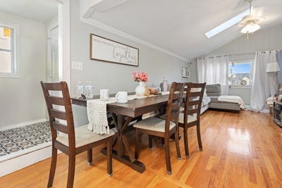 /international/us/14-bay-rd-revere-ma-110103431392/