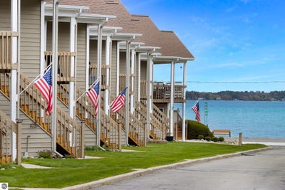 /international/us/13766-unit-101-sw-bayshore-drive-traverse-city-mi-110107854167/