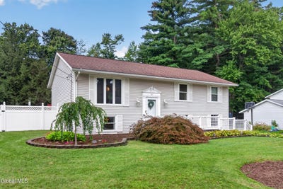 /international/us/21-evergreen-ave-clifton-park-ny-110119765673/