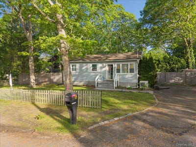 /international/us/84-queen-road-mastic-beach-ny-110108656939/