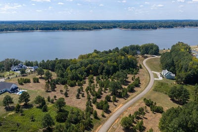 /international/us/44-woodlawn-drive-clarksville-va-110120858403/