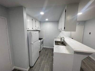 /international/us/5585-e-pacific-coast-hwy-long-beach-ca-110105270277/