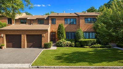 /international/us/95-windsor-gate-drive-new-hyde-park-ny-110119619995/
