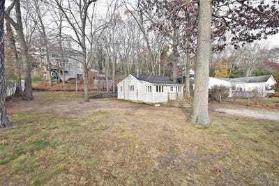 /international/us/229-locust-drive-rocky-point-ny-110107695875/