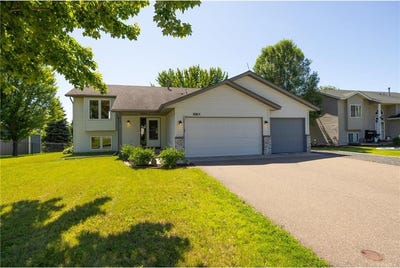 /international/us/10815-matthew-drive-chisago-city-mn-110100748361/