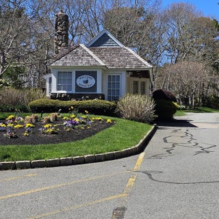 /international/us/14-forest-gate-village-yarmouth-port-ma-110107638987/