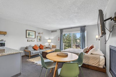 /international/us/1565-nw-wall-street-bend-or-110107208523/