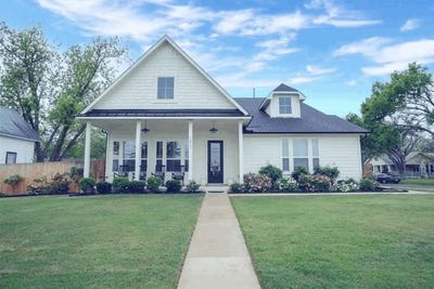 /international/us/1215-davis-st-taylor-tx-110106523393/