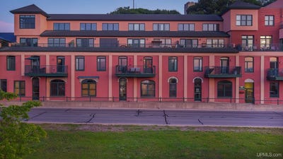 /international/us/103-n-lakeshore-boulevard-marquette-mi-110107852742/