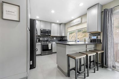 /international/us/8115-cacus-spring-valley-ca-110096569684/