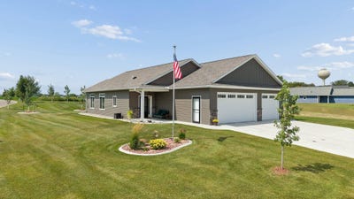 /international/us/1352-bradford-street-se-hutchinson-mn-110109958218/