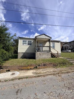 /international/us/122-mayfair-ave-oak-hill-wv-110110356168/
