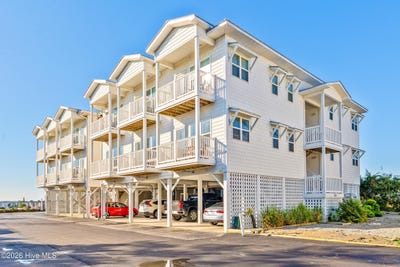 /international/us/704-e-moore-street-southport-nc-110104929979/