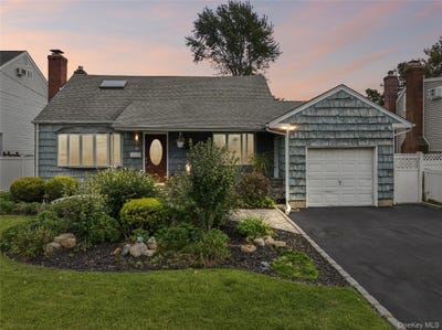 /international/us/143-deer-lake-drive-north-babylon-ny-110120482331/