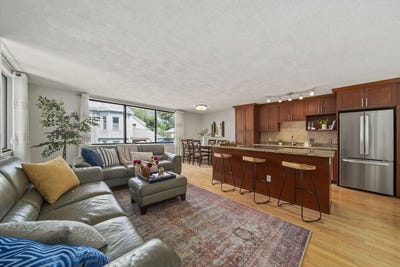 /international/us/935-washington-st-rear-facing-newton-ma-110101528884/?lang=de