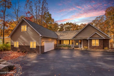 /international/us/104-surrey-lane-lords-valley-pa-110120924409/