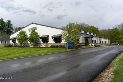 /international/us/538-maple-avenue-wilton-ny-110105393628/