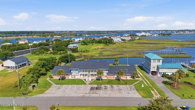 /international/us/109-cedar-lane-cedar-point-nc-110108341622/