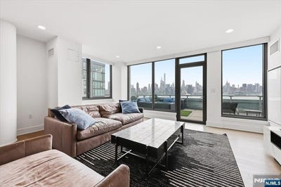 /international/us/9-ave-at-port-imperial-west-new-york-nj-110107436699/