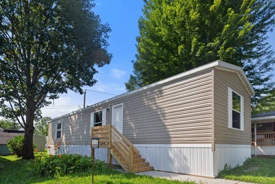 /international/us/2018-waterfront-drive-iowa-city-ia-110109159275/