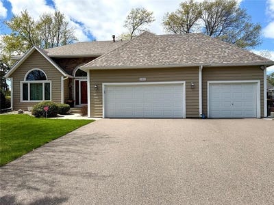 /international/us/2555-sylvan-street-little-canada-mn-110107874995/