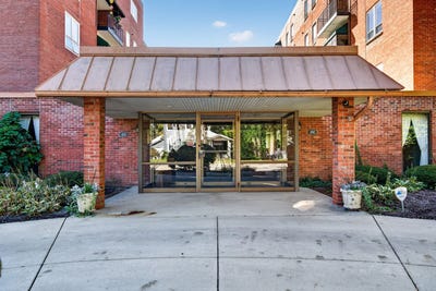/international/us/450-w-downer-place-aurora-il-110120664526/