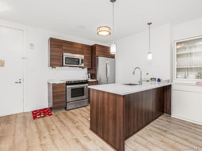 /international/us/701-ridge-hill-boulevard-yonkers-ny-110105023644/