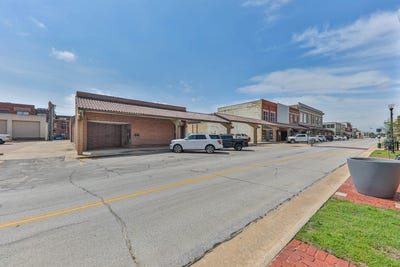 /international/us/111-w-8th-coffeyville-ks-110107940980/