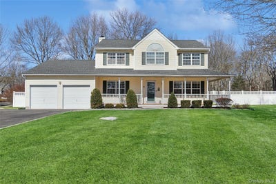 /international/us/9-village-drive-medford-ny-110106313532/