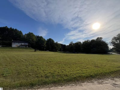 /international/us/10420-maple-view-drive-central-lake-mi-110119578168/