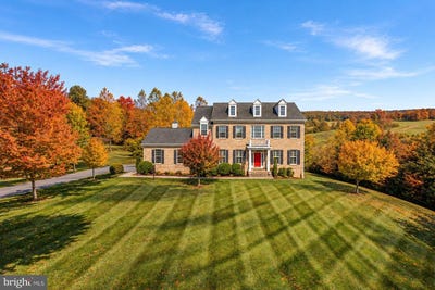 /international/us/35124-greyfriar-drive-round-hill-va-110108362923/