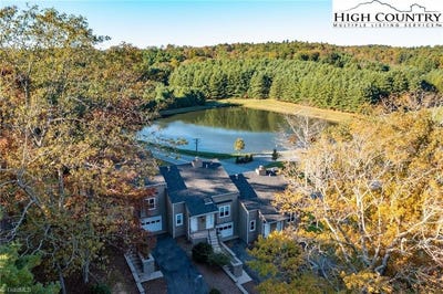 /international/us/30-village-road-roaring-gap-nc-110106702464/