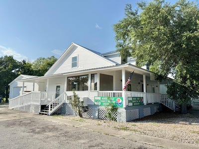 /international/us/133-ave-e-apalachicola-fl-110099797602/