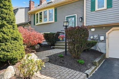 /international/us/229-comfort-st-bridgewater-ma-110107802624/