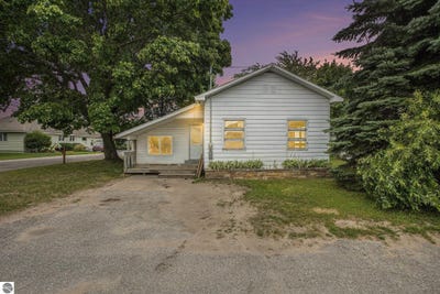 /international/us/7424-third-street-beulah-mi-110101143813/
