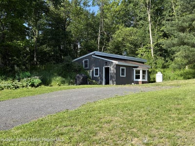 /international/us/884-camby-road-millbrook-ny-110108390672/