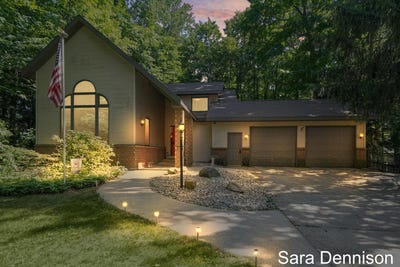 /international/us/1026-alan-street-fremont-mi-110100810609/